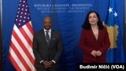 Tod Robins, pomoćnik sekretara Međunarodnog biroa za narkotike SAD sa predsednicom Kosova Vjosom Osmani (VOA/Budimir Ničić)