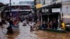 Proses evakuasi warga di tengah banjir di Canoas, negara bagian Rio Grande do Sul, Brazil, Minggu, 2024. (Foto: Amanda Perobelli/Reuters)