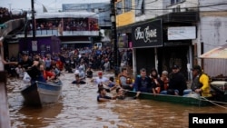 Proses evakuasi warga di tengah banjir di Canoas, negara bagian Rio Grande do Sul, Brazil, Minggu, 2024. (Foto: Amanda Perobelli/Reuters)