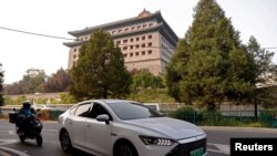 Kendaraan listrik BYD bergerak di jalanan Beijing, China, pada 31 Oktober 2023. (Foto: Reuters/Tingshu Wang)