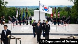 미국을 국빈 방문 중인 윤석열 한국 대통령이 25일 부인 김건희 여사, 박진 외교장관 등과 함께 알링턴 국립묘지를 찾아 헌화, 참배했다.