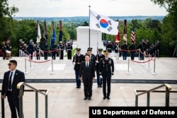 미국을 국빈 방문 중인 윤석열 한국 대통령이 25일 부인 김건희 여사, 박진 외교장관 등과 함께 알링턴 국립묘지를 찾아 헌화, 참배했다.