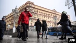 러시아 모스크바 시내 연방보안국(FSB) 청사 앞으로 보행자들이 지나가고 있다. (자료사진)