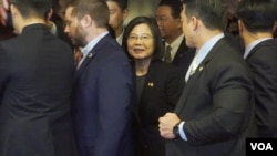 차이잉원(가운데) 타이완 총통이 4일 미국 로스앤젤레스 시내 호텔에 들어서고 있다. 