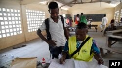 Un responsable électoral documente les chiffres rassemblés après le dépouillement des votes dans un bureau de vote à Lomé le 22 février 2020, lors de l'élection présidentielle.