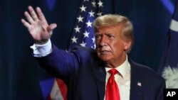 Comme ses co-accusés, Donald Trump devrait être placé en état d'arrestation tout en restant libre après le paiement d'une caution.