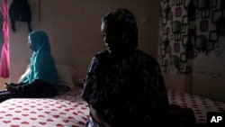 Nagad Daoud Abdallah (kanan) dan Majdah Ishag, keduanya dari Sudan, di sebuah hotel tempat penampungan pengungsi di Batam, Kamis, 16 Mei 2024. Keduanya berada di komunitas tersebut selama delapan tahun sambil menunggu dimukimkan kembali di negara ketiga. (AP/Dita Alangkara)