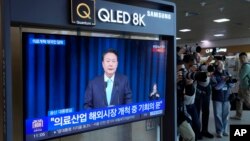 A TV at the Seoul Railway Station shows a live broadcast of South Korean President Yoon Suk Yeol addressing the nation, April 1, 2024. Yoon vowed Monday to stand firm in the face of doctor protests against his plan to increase medical school admissions. 