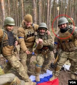 მალხაზ კვიჟინაძე თანამებრძოლებთან ერთად, კიევის ოლქიდან და გოსტომელის აეროდრომიდან რუსების გაყრის შემდეგ