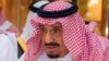 Foto selebaran yang disediakan oleh Saudi Press Agency pada 16 Mei 2022 ini menunjukkan Raja Saudi Salman bin Abdulaziz meninggalkan rumah sakit di Jeddah. (SPA / AFP) 