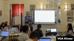 ក្រុមអ្នកសារព័ត៌មានកំពុងពិភាក្សានៅក្នុងកិច្ចប្រជុំប្រឹក្សាយោបល់ស្តីពីការបង្កើតក្រុមប្រឹក្សាសារព័ត៌មាននៅកម្ពុជា នៅភ្នំពេញ ថ្ងៃទី២២ ខែកញ្ញា ឆ្នាំ២០២៣។ (ស៊ឹម ចាន់សំណាង/វីអូអេ)
