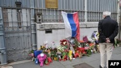 Seorang pria berdiri di dekat peringatan darurat bagi para korban serangan teror di Moskow, di luar kedutaan Rusia di Roma, Italia 23 Maret 2024.