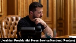 Ukrajinski predsjednik Volodymyr Zelenskyy u telefonskom razgovoru s izraelskim premijerom Benjaminom Netanyahuom, nakon najvećeg napada Hamasa na Izrael, u Kijevu, 8. oktobra 2023. godine.