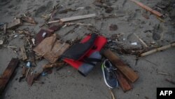 ნაპირთან გამორიყული ჩაძირული ნავის ნარჩენები. იტალია, 26 თებერვალი, 2023 წ.