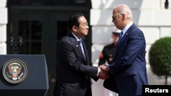 Presiden AS Joe Biden berjabat tangan dengan Perdana Menteri Jepang Fumio Kishida saat tiba di Gedung Putih di Washington, D.C., AS, 10 April 2024. (Foto: REUTERS/Tom Brenner)