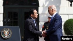 조 바이든 미국 대통령과 기시다 후미오 일본 총리가 10일 백악관 정상회담에 앞서 열린 공식 환영행사에서 악수하고 있다.