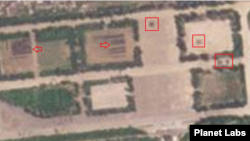 북한 열병식 훈련장을 촬영한 19일 자 위성사진. 훈련장 중심부와 동쪽 공터, 길목 등에 병력 대열(사각형 안)이 보인다. 북서쪽 공터에는 차량 여러 대(화살표)가 주차돼 있다. 사진=Planet Labs