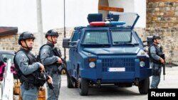 Во интервју за Асошиетед прес, косовскиот министер за внатрешни работи Џелал Свечла рече дека оружје и друга опрема од Русија биле откриени по целодневната престрелка во неделата.