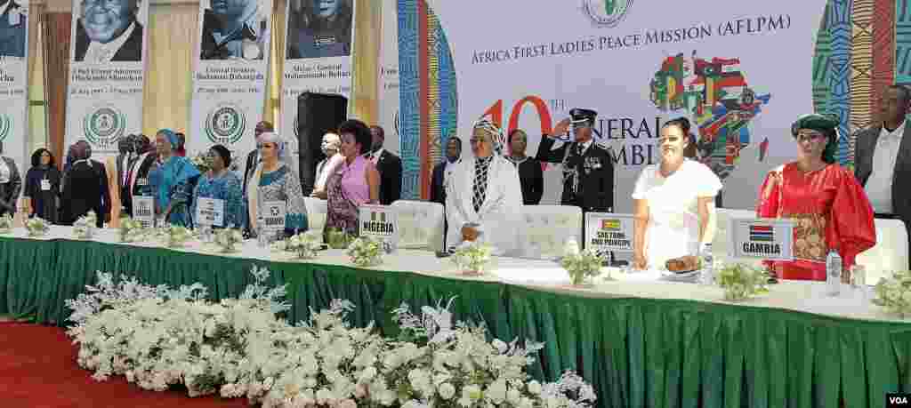 Matar shugaban kasar Najeriya Aisha Buhari Da sauran matatan shugabannin kasashen Afirka a wurin Taron kaddamar da sakatariyar kungiyar matan shugabannin Afirka a Abuja.