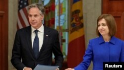 몰도바를 방문해 마이아 산두 몰도바 대통령(오른쪽)을 방문한 토니 블링컨 미국 국무장관(왼쪽)