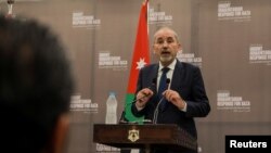 11일 아이만 사파디 요르단 외무장관이 요르단 사해에서 가진 사메 슈크리 이집트 외무장관과 가진 공동기자회견 중 발언을 하고 있다.