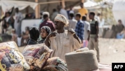 ជនភៀសខ្លួនពីស៊ូដង់រង់ចាំឆ្លងដែនចូលប្រទេសអេត្យូពី កាលពីថ្ងៃទី ៤ ខែឧសភា ឆ្នាំ ២០២៣។ 