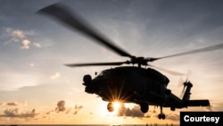 지역 주둔 배치 중 인도네시아 군도를 통과하는 HMAS 호바트 함정에 탑재된 MH-60R 헬리콥터가 갑판 착륙 훈련을 하고 있다. 자료 사진 = 호주 국방부 