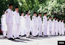 Tim paskibra saat gladi bersih di lapangan Wisma Indonesia, Tilden (Foto: VOA Indonesia).