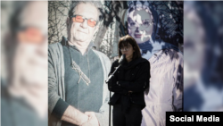 مونا مهرجویی در مراسم تشییع والدینش داریوش مهرجویی و وحیده محمدی‌فر