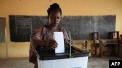 Ce double scrutin législatif et régional intervient dans un climat politique très tendu après l'adoption le 19 avril d'une nouvelle Constitution.