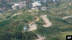 资料照片：从中国吉林省一眼望三国观景台看到的中国与朝鲜和俄罗斯的边界。(2023年9月12日)