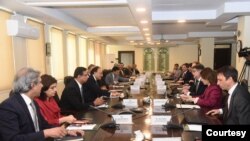 د پاکستان او د ايي اېم اې دا خبرې په داسې حال کې کيږي چې پاکستان د سخت اقتصادي بحران سره مخامخ دی، د ګرانۍ کچه لوړه ده، د زر مبادلې ذخيرې يې د اته 8 اربه ډالرو څخه ښکته دي او روپۍ هم د ډالر په مقابله کې خپل قدر بایللی دی