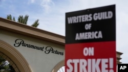 Членови на писателите на Америка на протест пред Парамаунт, 3 мај 2023 година, во Лос Анџелес.