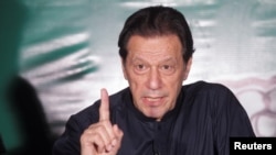 Mantan Perdana Menteri Pakistan Imran Khan, memberi isyarat saat berbicara kepada awak media di kediamannya di Lahore, Pakistan, 18 Mei 2023. (Foto: Reuters)
