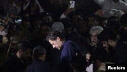 Mantan Perdana Menteri Pakistan, Imran Khan, bersama para pendukungnya berjalan meninggalkan Pengadilan Tinggi distrik di Lahore, Pakistan, 20 Februari 2023. (REUTERS/Mohsin Raza)