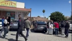 在丁胖子广场来来往往找工作、住宿、领食物的人群