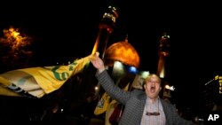 Seorang demonstran Iran meneriakkan slogan-slogan saat menghadiri demo anti-Israel di Lapangan Felestin (Palestina) di Teheran, Iran, Minggu pagi, 14 April 2024. Iran melancarkan serangan drone ke Israel pada Sabtu, 13 April 2024. (Foto: Vahid Salemi/AP Photo)