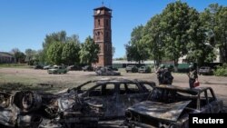 ប៉ូលិស​អ៊ុយក្រែន​ពិនិត្យ​មើល​កន្លែង​ទីតាំងមួយកន្លែងដែលរង​ការ​វាយប្រហារ​តាម​អាកាស​ដោយ​រុស្ស៊ី នៅ​ភូមិ Zolochiv ក្នុងតំបន់ Kharkiv ប្រទេសអ៊ុយក្រែន នាថ្ងៃទី១ ខែឧសភា ឆ្នាំ២០២៤។ 