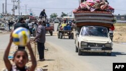 Displaced Palestinians who left with their belongings from Rafah in the southern Gaza Strip following an evacuation order by the Israeli army, arrive at Khan Yunis, May 6, 2024.