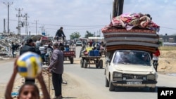 Displaced Palestinians who left with their belongings from Rafah in the southern Gaza Strip following an evacuation order by the Israeli army, arrive to Khan Yunis on May 6, 2024.