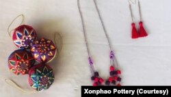 ພາບທີ່ໄດ້ຮັບການສະໜອງຈາກຜູ້ກໍ່ຕັ້ງສູນ - ເຄື່ອງປະດັບ ທີ່ຜະລິດຈາກສ່ວນປະກອບຂອງຊົນເຜົ່າໃນແຕ່ລະທ້ອງຖິ່ນ.