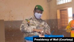 L'homme fort de la junte malienne, le colonel Assimi Goïta, vote lors du referendum constitutionnel de juin 2023.