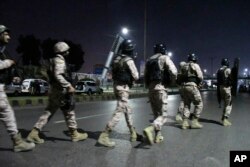 Pasukan paramiliter Pakistan dikerahkan ke lokasi kejadian menyusul serangan beberapa militan bersenjata terhadap markas polisi di Karachi, Pakistan, Jumat malam (17/2).