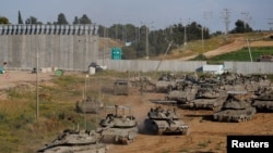 Tank Israel bermanuver dalam perjalanan ke Gaza, di tengah konflik yang sedang berlangsung antara Israel dan kelompok Islam Palestina Hamas, dekat perbatasan Israel-Gaza, 10 April 2024. (REUTERS/Amir Cohen)