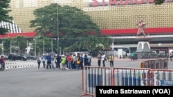 Rombongan tim FIFA, iNAFOC dan Pemkot Solo saat mengecek kesiapan akhir Stadion Manahan Solo, Sabtu, 25 Maret 2023.(VOA/ Yudha Satriawan)