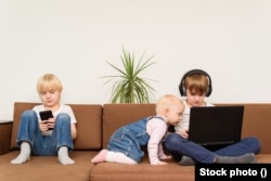 Generacija Alfa je prva generacija koja je rođena u društvu u kojem su pametni telefoni normalna stvar.