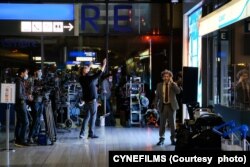 صحنه فیلمبرداری چمدان قرمز