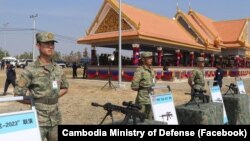 សមយុទ្ធនាគមាស​រវាង​កងទ័ព​កម្ពុជា​និង​កងទ័ព​ចិន​ដែល​នឹង​ចាប់​ផ្តើម​ពី​ថ្ងៃ​ទី​២៣ ខែមីនា ដល់​ទី​៥ ខែ​មេសា ឆ្នាំ​២០២៣ ​​​នៅ​មជ្ឃម​ណ្ឌល​ហ្វឹក​ហ្វឺន​របស់​កង​រាជ​អាវុធ​ហត្ថ ភ្នំ​ជុំរី​ករាយ ​ភូមិ​សាស្ត្រ​ ឃុំ​ពាម ស្រុក​សាមគ្គី​មាន​ជ័យ ខេត្ត​កំពង់​ឆ្នាំង។ (Facebook/ក្រសួង​ការពារជាតិ) 