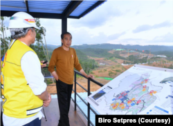 Presiden Jokowi saat meninjau proyek pembangunan IKN Nusantara di lapangan yang baru terbangun 14 persen. (Foto: Courtesy/Biro Setpres)