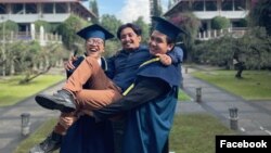 Dr. Imam Santoso ST., M.Phil, pakar metalurgi dan dosen Fakultas Teknik Pertambangan dan Perminyakan di Institut Teknologi Bandung ITB, bersama dua wisudawan bimbingannya yang lulus 3,5 tahun Cumlaude tahun 2022. (Facebook/ISantosoJbr)